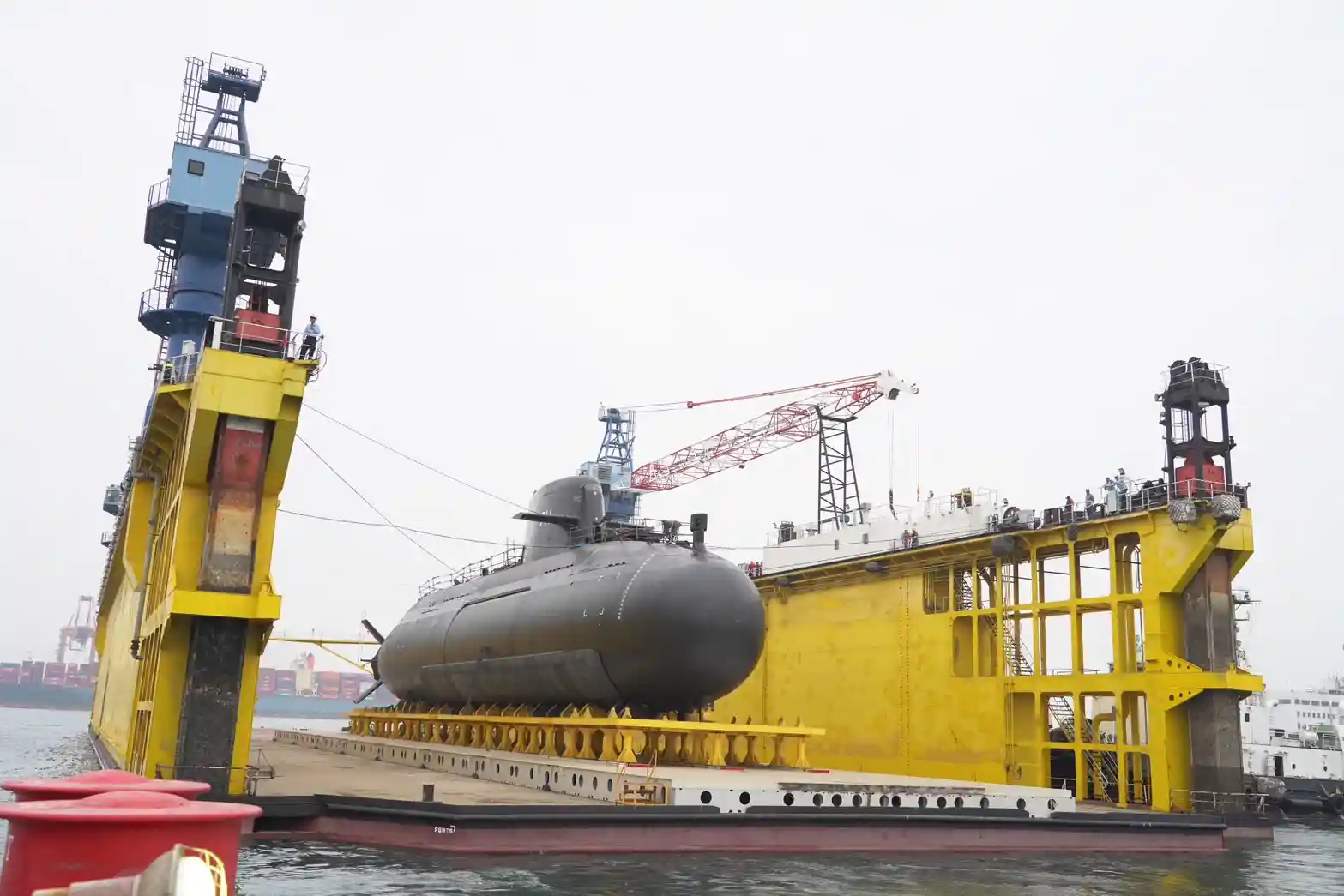 潛艦國造原型艦海鯤軍艦完成浮船作業
