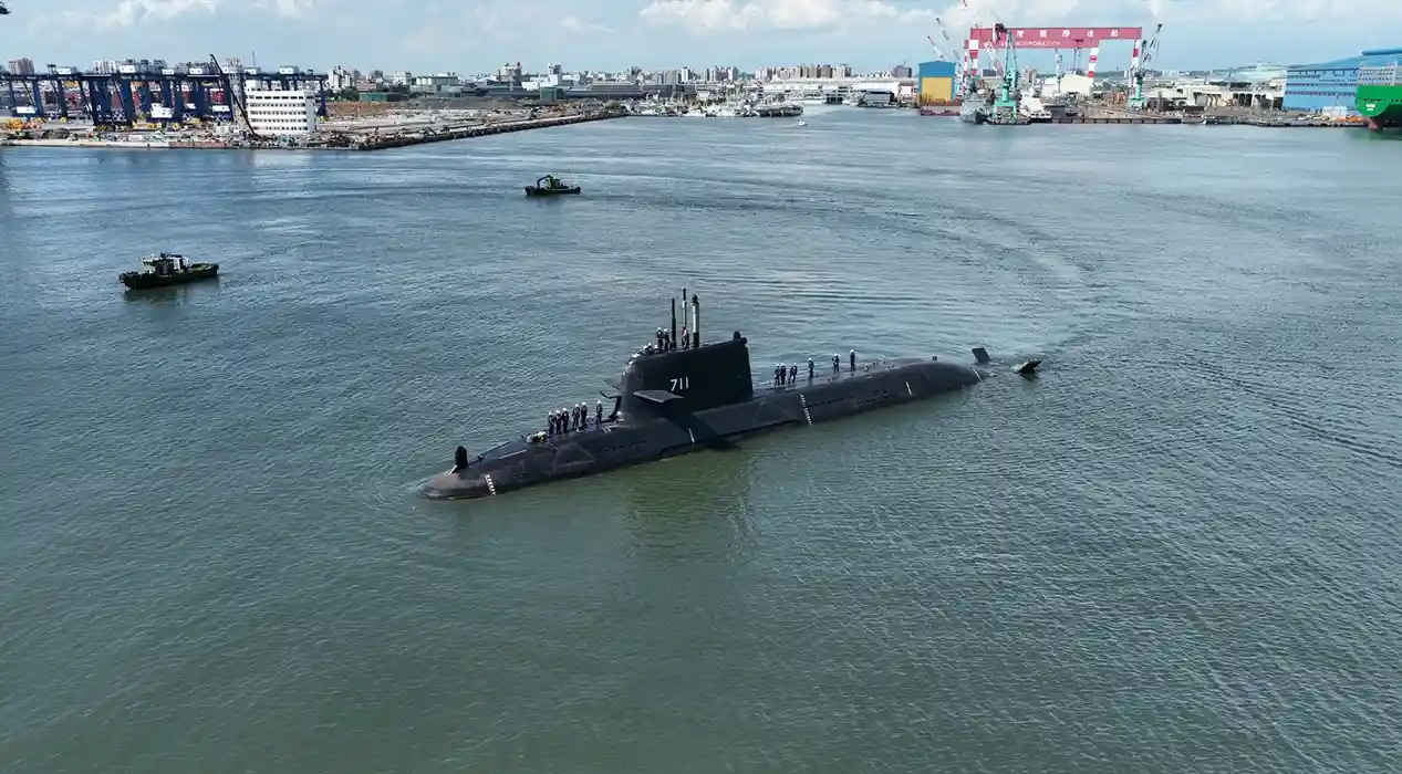 「海鯤軍艦」首次浮航海試順利完成