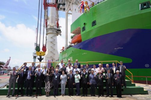 台船完成臺灣首艘離岸風電大型浮吊船「環海翡翠輪」進行交船典禮